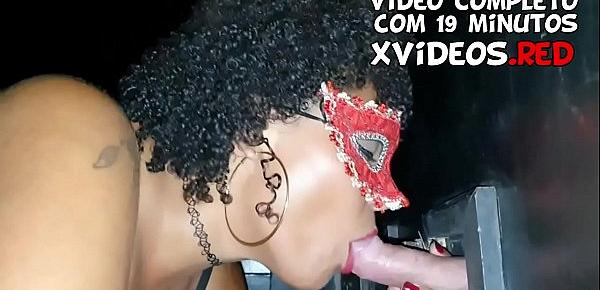  Casal Sapeca RJ na festa de swing do casal doidera curtindo na cabine e chupando muito pau no Glory hole - Trailler - Video Completo no Xvideos RED